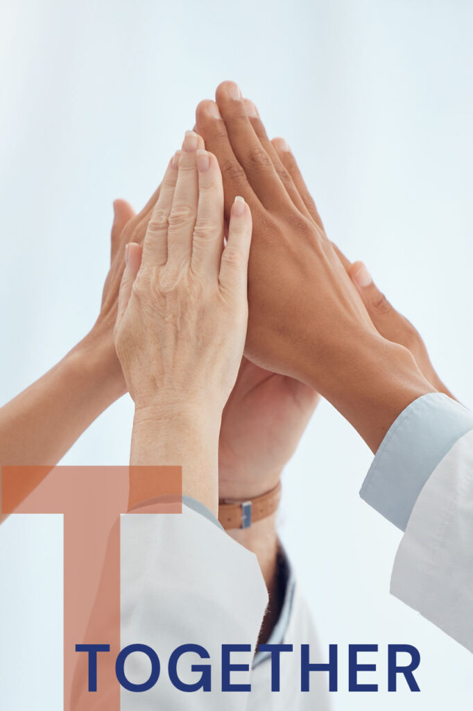 Verschillende handen die een high-five geven aan elkaar